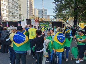 manifestantes em frente ao trio elétrico - justiça já - avenida paulista