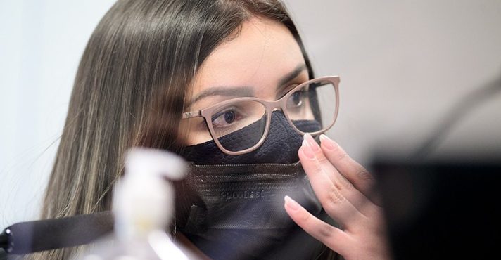 A farmacêutica Emanuela Medrades depôs no caso da Coxavin | Foto: Pedro França/Agência Senado