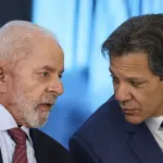 O presidente Luiz Inácio Lula da Silva e o ministro da Fazenda, Fernando Haddad, durante a cerimônia Nova Indústria Brasil - Missão 4: Indústria e Revolução Digital, no Palácio do Planalto | Foto: Marcelo Camargo/Agência Brasil