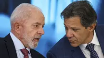 O presidente Luiz Inácio Lula da Silva e o ministro da Fazenda, Fernando Haddad, durante a cerimônia Nova Indústria Brasil - Missão 4: Indústria e Revolução Digital, no Palácio do Planalto | Foto: Marcelo Camargo/Agência Brasil