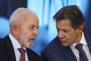 O presidente Luiz Inácio Lula da Silva e o ministro da Fazenda, Fernando Haddad, durante a cerimônia Nova Indústria Brasil - Missão 4: Indústria e Revolução Digital, no Palácio do Planalto | Foto: Marcelo Camargo/Agência Brasil