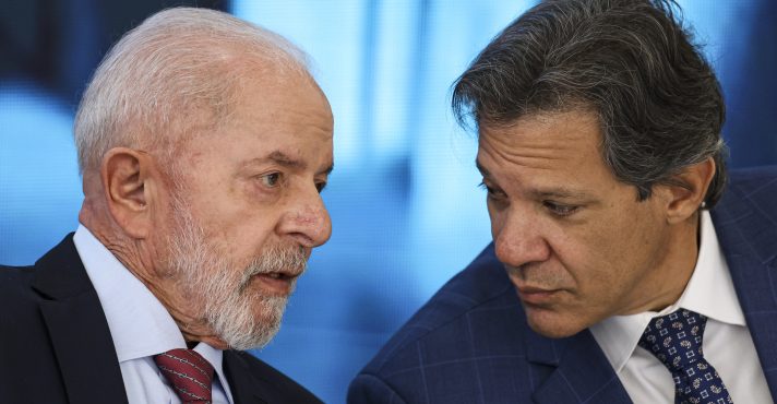 O presidente Luiz Inácio Lula da Silva e o ministro da Fazenda, Fernando Haddad, durante a cerimônia Nova Indústria Brasil - Missão 4: Indústria e Revolução Digital, no Palácio do Planalto | Foto: Marcelo Camargo/Agência Brasil