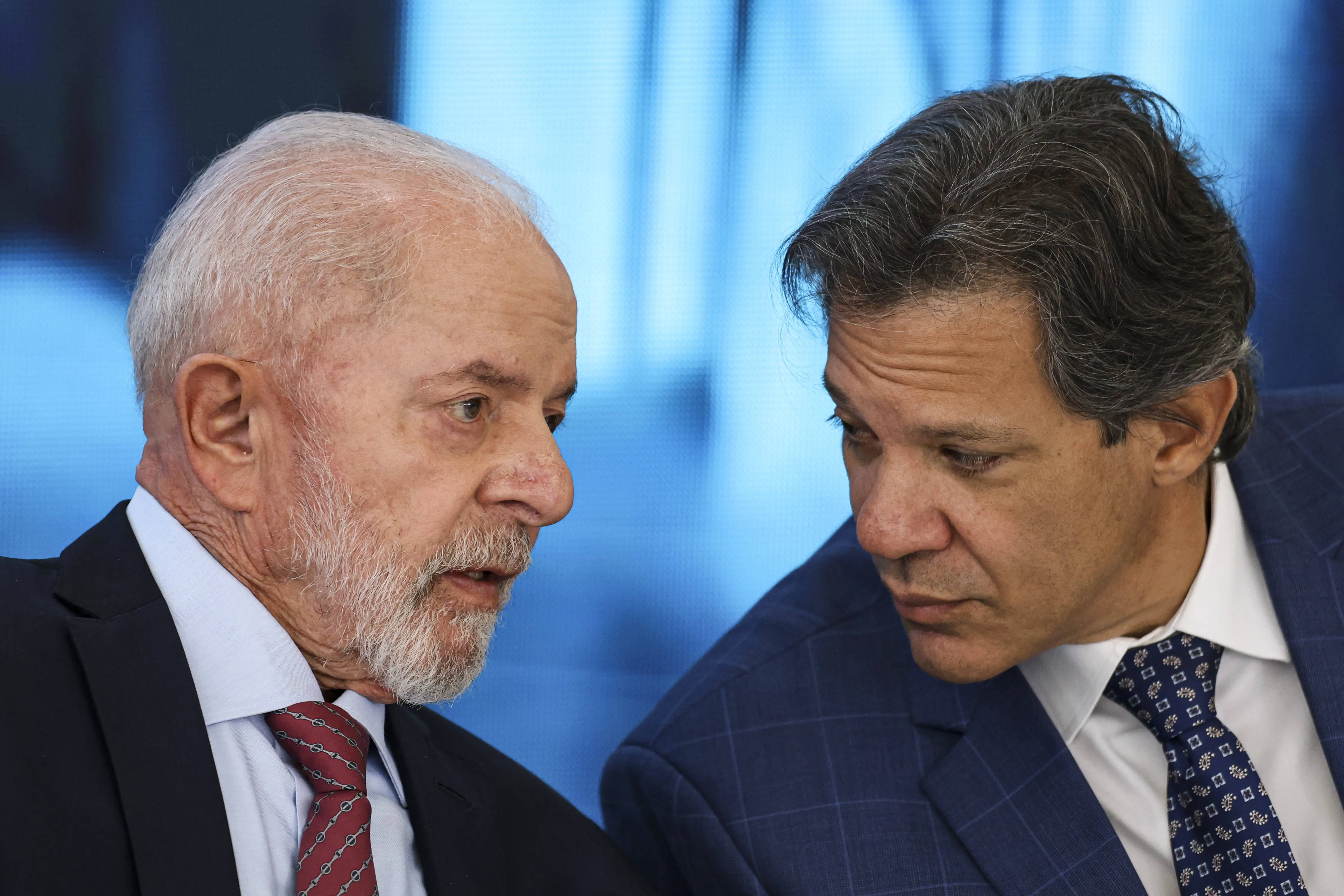 O presidente Luiz Inácio Lula da Silva e o ministro da Fazenda, Fernando Haddad, durante a cerimônia Nova Indústria Brasil - Missão 4: Indústria e Revolução Digital, no Palácio do Planalto | Foto: Marcelo Camargo/Agência Brasil