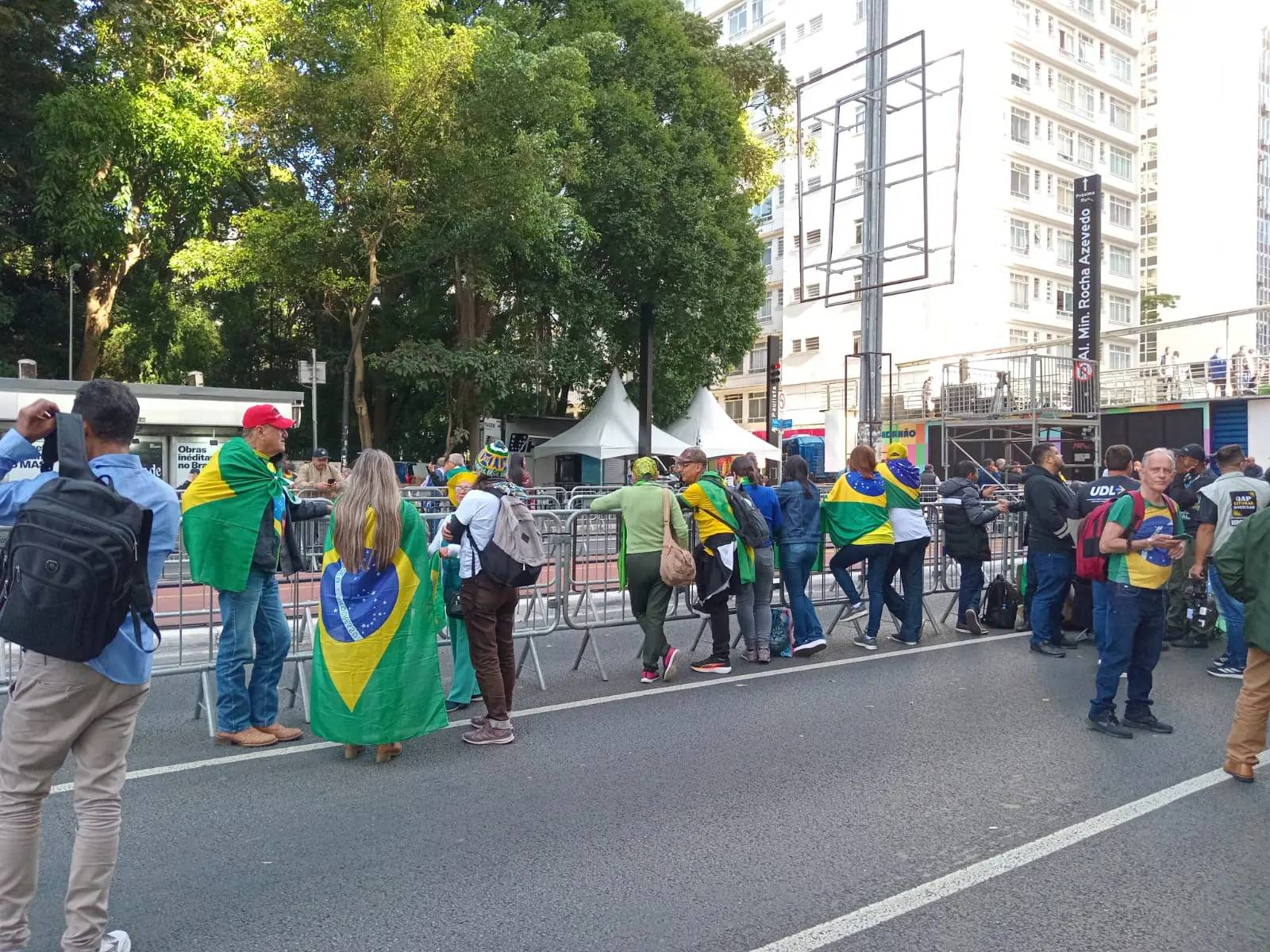 público começa a chegar - avenida paulista