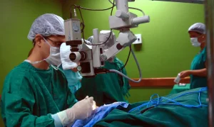 No SUS, a maioria dos procedimentos ainda é feita por via aberta, o que pode aumentar complicações