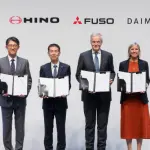 A Daimler Truck e a Toyota Motor fecharam um acordo para fundir suas operações de caminhões no Japão
