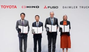 A Daimler Truck e a Toyota Motor fecharam um acordo para fundir suas operações de caminhões no Japão