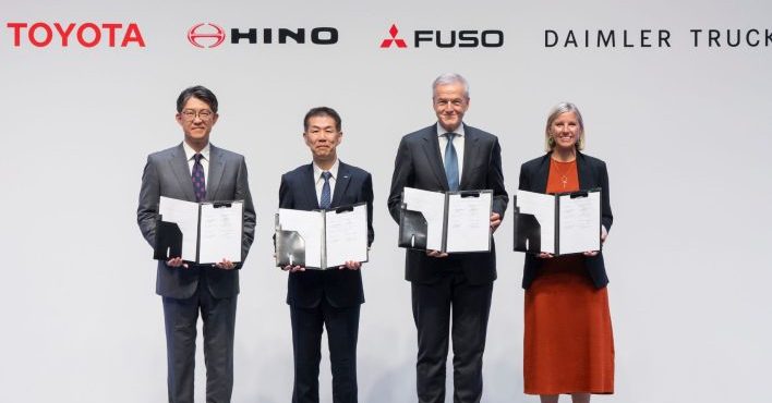 A Daimler Truck e a Toyota Motor fecharam um acordo para fundir suas operações de caminhões no Japão
