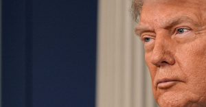 O presidente dos EUA, Donald Trump, fala à imprensa na Sala de Imprensa da Casa Branca em Washington D.C., EUA (27/6/2025) | Foto: Reuters/Ken Cedeno