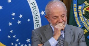 Lula posa como defensor da soberania, mas entrega dados à China, foge do Congresso e recorre ao STF para impor sua agenda — patriotismo seletivo com alto custo ao Brasil | Foto: Valter Campanato/Agência Brasil