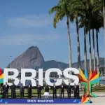 O presidente do Brasil, Luiz Inácio Lula da Silva, o premiê da China, Li Qiang, o ministro das Relações Exteriores da Rússia, Sergei Lavrov, o primeiro-ministro da Índia, Narendra Modi, o presidente da Indonésia, Prabowo Subianto, o presidente da África do Sul, Cyril Ramaphosa, o primeiro-ministro do Egito, Mostafa Madbouly, o primeiro-ministro da Etiópia, Abiy Ahmed Ali, o príncipe herdeiro de Abu Dhabi, xeque Khaled bin Mohamed bin Zayed Al Nahyan, e o ministro das Relações Exteriores do Irã, Seyed Abbas Araghchi, posam para uma foto de família durante a Cúpula do BRICS no Rio de Janeiro, Brasil, em 6 de julho de 2025. | Foto: REUTERS/Pilar Olivares