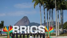 O presidente do Brasil, Luiz Inácio Lula da Silva, o premiê da China, Li Qiang, o ministro das Relações Exteriores da Rússia, Sergei Lavrov, o primeiro-ministro da Índia, Narendra Modi, o presidente da Indonésia, Prabowo Subianto, o presidente da África do Sul, Cyril Ramaphosa, o primeiro-ministro do Egito, Mostafa Madbouly, o primeiro-ministro da Etiópia, Abiy Ahmed Ali, o príncipe herdeiro de Abu Dhabi, xeque Khaled bin Mohamed bin Zayed Al Nahyan, e o ministro das Relações Exteriores do Irã, Seyed Abbas Araghchi, posam para uma foto de família durante a Cúpula do BRICS no Rio de Janeiro, Brasil, em 6 de julho de 2025. | Foto: REUTERS/Pilar Olivares