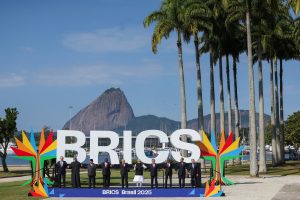 O presidente do Brasil, Luiz Inácio Lula da Silva, o premiê da China, Li Qiang, o ministro das Relações Exteriores da Rússia, Sergei Lavrov, o primeiro-ministro da Índia, Narendra Modi, o presidente da Indonésia, Prabowo Subianto, o presidente da África do Sul, Cyril Ramaphosa, o primeiro-ministro do Egito, Mostafa Madbouly, o primeiro-ministro da Etiópia, Abiy Ahmed Ali, o príncipe herdeiro de Abu Dhabi, xeque Khaled bin Mohamed bin Zayed Al Nahyan, e o ministro das Relações Exteriores do Irã, Seyed Abbas Araghchi, posam para uma foto de família durante a Cúpula do BRICS no Rio de Janeiro, Brasil, em 6 de julho de 2025. | Foto: REUTERS/Pilar Olivares