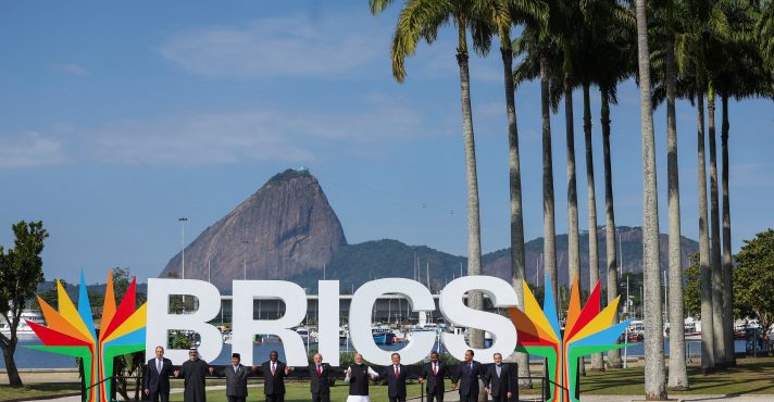 O presidente do Brasil, Luiz Inácio Lula da Silva, o premiê da China, Li Qiang, o ministro das Relações Exteriores da Rússia, Sergei Lavrov, o primeiro-ministro da Índia, Narendra Modi, o presidente da Indonésia, Prabowo Subianto, o presidente da África do Sul, Cyril Ramaphosa, o primeiro-ministro do Egito, Mostafa Madbouly, o primeiro-ministro da Etiópia, Abiy Ahmed Ali, o príncipe herdeiro de Abu Dhabi, xeque Khaled bin Mohamed bin Zayed Al Nahyan, e o ministro das Relações Exteriores do Irã, Seyed Abbas Araghchi, posam para uma foto de família durante a Cúpula do BRICS no Rio de Janeiro, Brasil, em 6 de julho de 2025. | Foto: REUTERS/Pilar Olivares