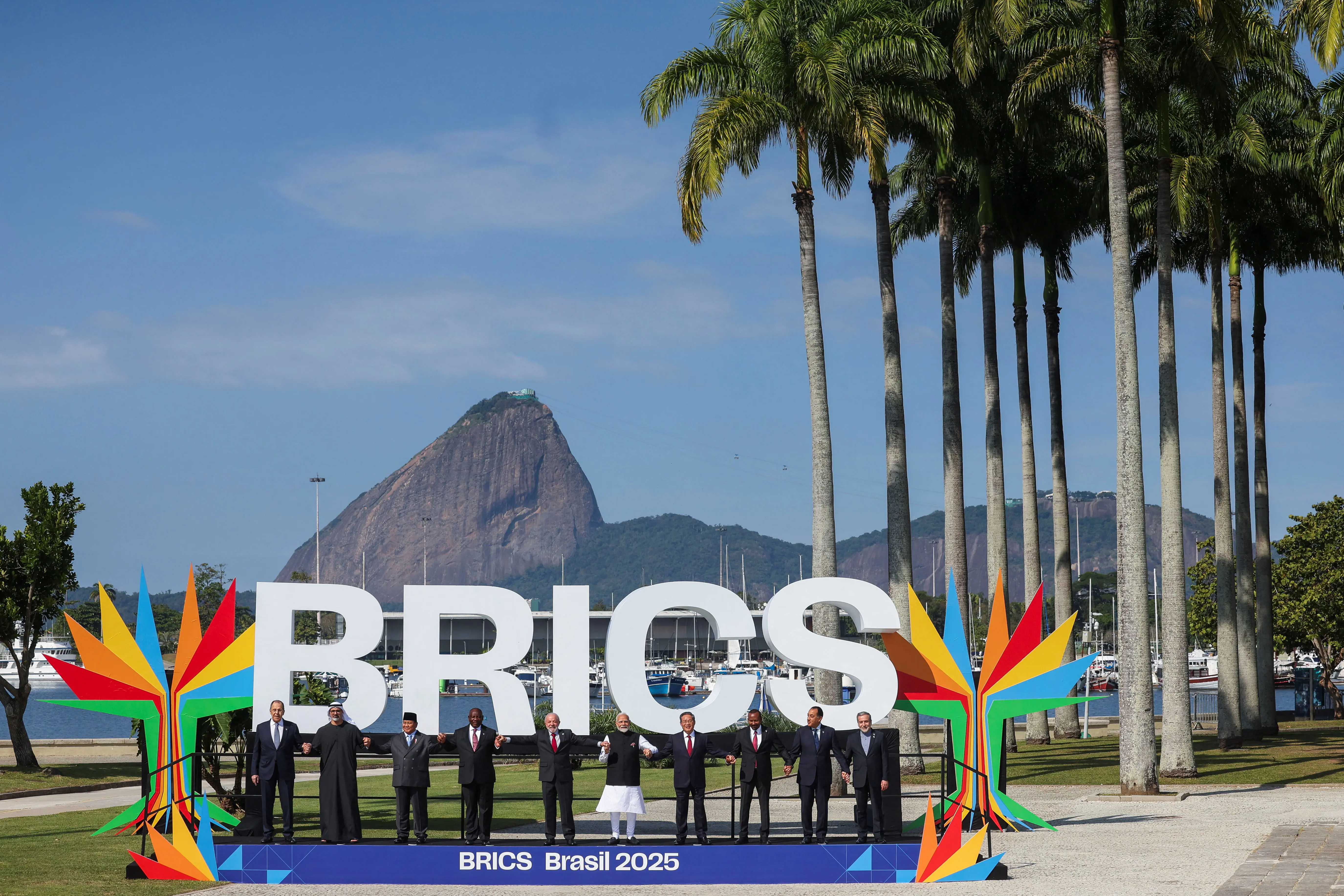 O presidente do Brasil, Luiz Inácio Lula da Silva, o premiê da China, Li Qiang, o ministro das Relações Exteriores da Rússia, Sergei Lavrov, o primeiro-ministro da Índia, Narendra Modi, o presidente da Indonésia, Prabowo Subianto, o presidente da África do Sul, Cyril Ramaphosa, o primeiro-ministro do Egito, Mostafa Madbouly, o primeiro-ministro da Etiópia, Abiy Ahmed Ali, o príncipe herdeiro de Abu Dhabi, xeque Khaled bin Mohamed bin Zayed Al Nahyan, e o ministro das Relações Exteriores do Irã, Seyed Abbas Araghchi, posam para uma foto de família durante a Cúpula do BRICS no Rio de Janeiro, Brasil, em 6 de julho de 2025. | Foto: REUTERS/Pilar Olivares