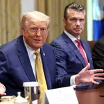 O presidente dos EUA, Donald Trump, discursa ao lado do secretário de Defesa, Pete Hegseth, e do secretário de Comércio, Howard Lutnick, durante uma reunião de gabinete na Casa Branca, em Washington, D.C., EUA (8/7/2025) | Foto: Reuters/Kevin Lamarque