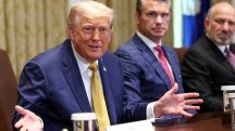O presidente dos EUA, Donald Trump, discursa ao lado do secretário de Defesa, Pete Hegseth, e do secretário de Comércio, Howard Lutnick, durante uma reunião de gabinete na Casa Branca, em Washington, D.C., EUA (8/7/2025) | Foto: Reuters/Kevin Lamarque