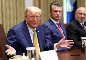 O presidente dos EUA, Donald Trump, discursa ao lado do secretário de Defesa, Pete Hegseth, e do secretário de Comércio, Howard Lutnick, durante uma reunião de gabinete na Casa Branca, em Washington, D.C., EUA (8/7/2025) | Foto: Reuters/Kevin Lamarque