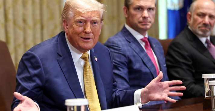O presidente dos EUA, Donald Trump, discursa ao lado do secretário de Defesa, Pete Hegseth, e do secretário de Comércio, Howard Lutnick, durante uma reunião de gabinete na Casa Branca, em Washington, D.C., EUA (8/7/2025) | Foto: Reuters/Kevin Lamarque