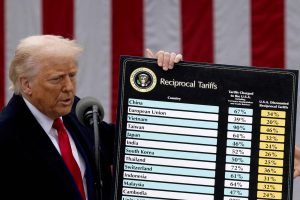 Donald Trump faz comentários sobre tarifas no Rose Garden da Casa Branca em Washington, D.C., EUA, 2 de abril de 2025 | Foto: Reuters/Carlos Barria