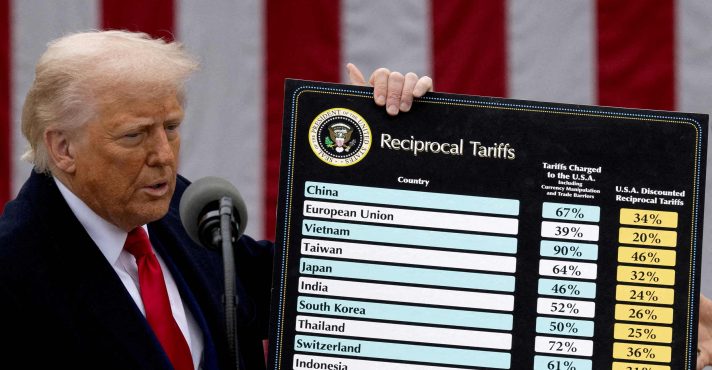Donald Trump faz comentários sobre tarifas no Rose Garden da Casa Branca em Washington, D.C., EUA, 2 de abril de 2025 | Foto: Reuters/Carlos Barria