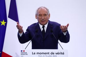 O primeiro-ministro francês, François Bayrou | Foto: Reuters - Abdul Saboor