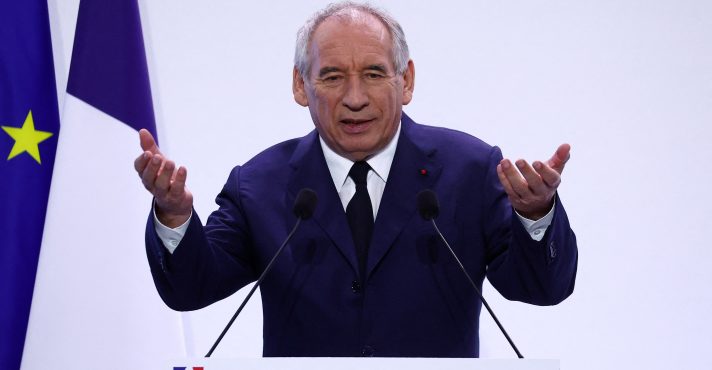 O primeiro-ministro francês, François Bayrou | Foto: Reuters - Abdul Saboor