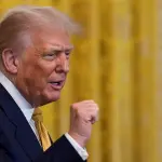Trump gesticula, enquanto oferece um jantar a republicanos no Congresso dos EUA, no Salão Leste da Casa Branca, em Washington, DC - 22/7/2025 | Foto: Kent Nishimura/Reuters