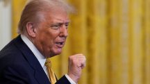 Trump gesticula, enquanto oferece um jantar a republicanos no Congresso dos EUA, no Salão Leste da Casa Branca, em Washington, DC - 22/7/2025 | Foto: Kent Nishimura/Reuters