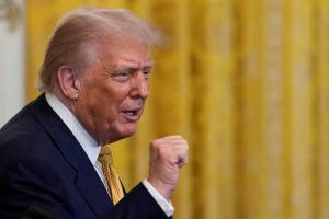 Trump gesticula, enquanto oferece um jantar a republicanos no Congresso dos EUA, no Salão Leste da Casa Branca, em Washington, DC - 22/7/2025 | Foto: Kent Nishimura/Reuters