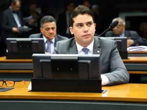 Alvo da PF por fraude, o deputado Júnior Mano