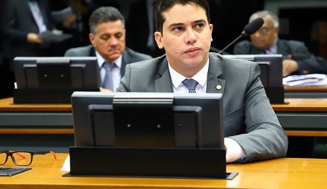 Alvo da PF por fraude, o deputado Júnior Mano