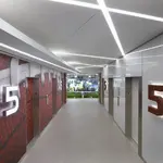 Corredor de acesso ao escritório da NFL, que seria o verdadeiro destino do atirador que matou quatro pessoas em Nova York | Foto: Reprodução/Redes sociais