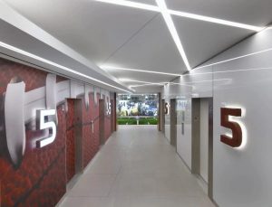 Corredor de acesso ao escritório da NFL, que seria o verdadeiro destino do atirador que matou quatro pessoas em Nova York | Foto: Reprodução/Redes sociais