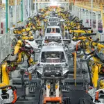 O processo produtivo da BYD começa sob o regime SKD, que consiste em receber os carros parcialmente montados da China e concluir etapas como instalação de baterias, vidros e acabamentos em solo brasileiro | Foto: Divulgação/BYD