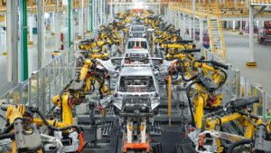 O processo produtivo da BYD começa sob o regime SKD, que consiste em receber os carros parcialmente montados da China e concluir etapas como instalação de baterias, vidros e acabamentos em solo brasileiro | Foto: Divulgação/BYD