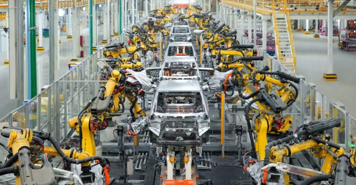 O processo produtivo da BYD começa sob o regime SKD, que consiste em receber os carros parcialmente montados da China e concluir etapas como instalação de baterias, vidros e acabamentos em solo brasileiro | Foto: Divulgação/BYD