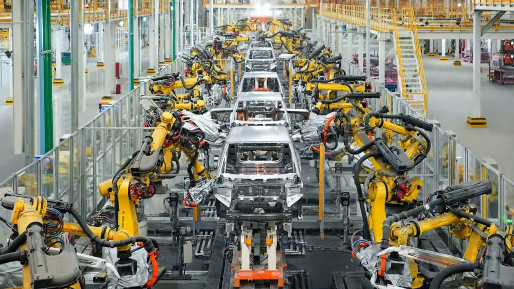 O processo produtivo da BYD começa sob o regime SKD, que consiste em receber os carros parcialmente montados da China e concluir etapas como instalação de baterias, vidros e acabamentos em solo brasileiro | Foto: Divulgação/BYD