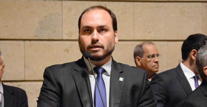 Carlos Bolsonaro expressou revolta contra o inquérito conduzido por Alexandre de Moraes | Foto: Renan Olaz/CMRJ