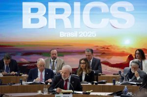 O presidente do Brasil, Luiz Inácio Lula da Silva, discursa durante a reunião de abertura da Cúpula do BRICS, no Museu de Arte Moderna (MAM), no Rio de Janeiro, Brasil, em 6 de julho de 2025. | Foto: Ricardo Moraes/Reuters