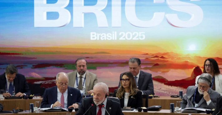 O presidente do Brasil, Luiz Inácio Lula da Silva, discursa durante a reunião de abertura da Cúpula do BRICS, no Museu de Arte Moderna (MAM), no Rio de Janeiro, Brasil, em 6 de julho de 2025. | Foto: Ricardo Moraes/Reuters
