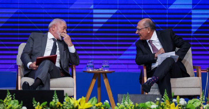 O presidente Lula e o vice-presidente do Brasil, Geraldo Alckmin, participam da abertura do Fórum Empresarial do Brics - 5/7/2025 | Foto: Pilar Olivares/Reuters