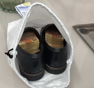 Dinheiro em espécie encontrado pela PF dentro de sapatos