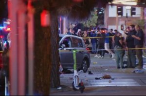 Carro atropela pessoas em Los Angeles