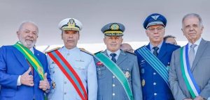 Da esq. para a dir: Lula, os comandantes do Exército, Tomás Ribeiro Paiva; da Aeronáutica, Marcelo Kanitz Damasceno; da Marinha, Marcos Sampaio Olsen; e o ministro da Defesa, José Múcio | Foto: Ricardo Stuckert