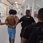 Cleiton Nonato Leal Brito, um dos líderes do Comando Vermelho, estava foragido por cometer crimes como homicídio, roubo e organização criminosa | Foto: Divulgação/Polícia Civil do Rio de Janeiro