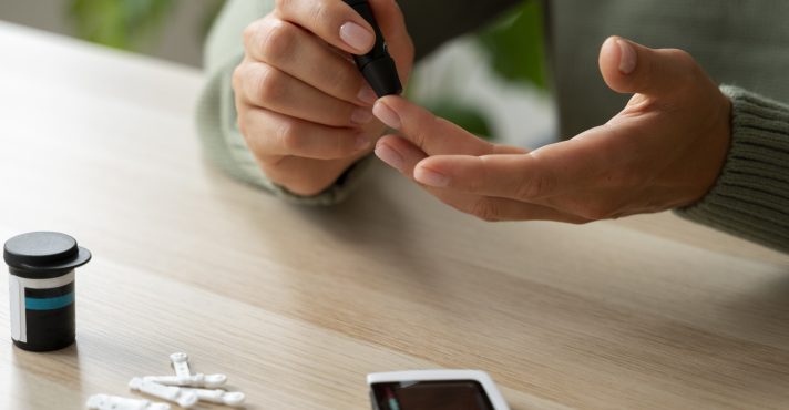 No estudo sobre diabetes tipo 1, células foram transformadas em partículas e implantadas no organismo dos participantes por meio de um vaso sanguíneo ligado ao fígado | Foto: Reprodução/Freepik