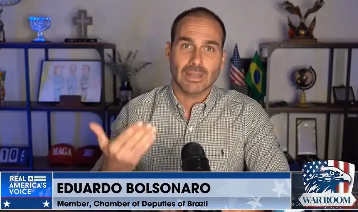 Eduardo Bolsonaro durante entrevista a podcast dos Estados Unidos: 'ainda estamos em tempo de conter as agressões contra os opositores' | Foto: Reprodução/Twitter/X