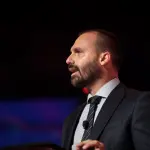 Eduardo Bolsonaro se referiu à postura dos políticos diante do tarifaço, sem mencionar a anistia aos presos do 8 de janeiro | Foto: Reprodução/Flickr