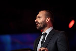 Eduardo Bolsonaro se referiu à postura dos políticos diante do tarifaço, sem mencionar a anistia aos presos do 8 de janeiro | Foto: Reprodução/Flickr